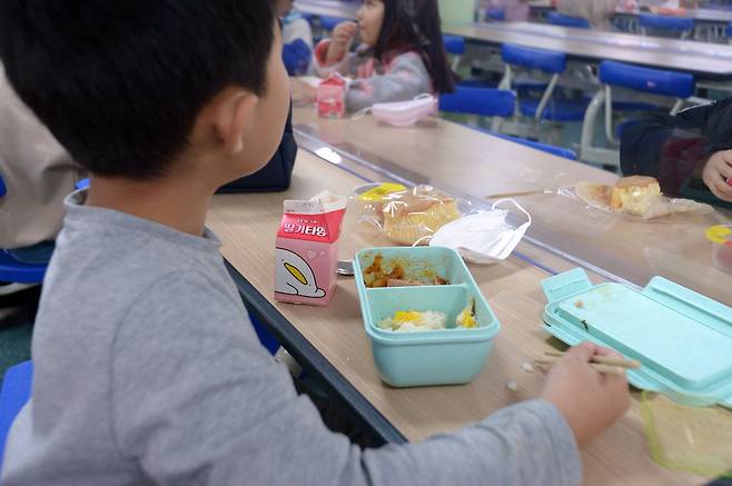 학교비정규직 노조의 전국 총파업이 시작된 25일 오전 광주 광산구의 한 초등학교 급식실에서 한 학생이 집에서 싸온 도시락을 먹고 있다. /뉴스1