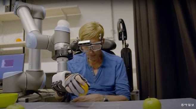 2017년 근육이 마비되는 루게릭병을 진단받은 영국의 로봇공학박사 피터 스콧 모건이 기계의 도움을 받아 힘이 들어가지 않는 오른쪽 손으로 공을 옮기고 있다.  영국 채널4 ＜피터: 인간 사이보그＞ 화면 캡처