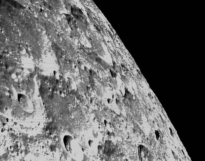 21일(미국 동부시간) 오리온이 34분간 지구와 통신 두절됐을 당시 촬영한 달의 표면. 미 항공우주국(NASA) 인스타그램 갈무리.