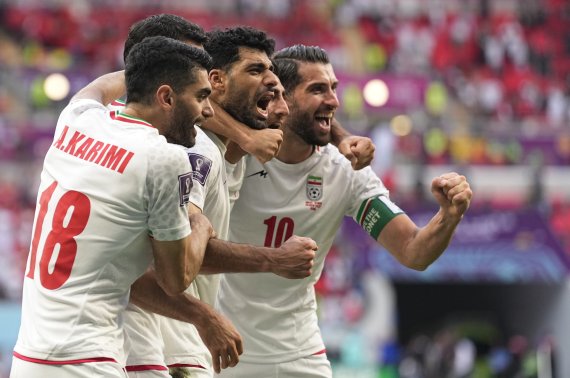 25일 카타르 월드컵 B조 예선 2차전에서 웨일스를 상대로 값진 1승을 거둔 이란 선수들. AP뉴시스