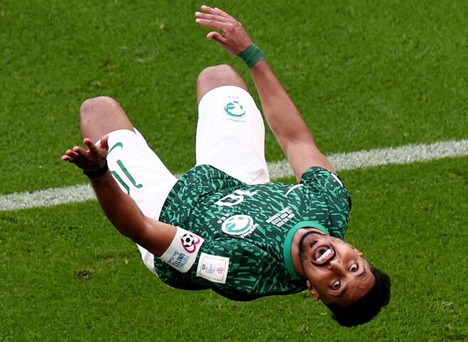 사우디아라비아의 살림 다우사리가 아르헨티나와의 경기에서 2 대 1로 승부를 뒤집는 역전골을 넣은 뒤 공중제비를 돌고 있다.
