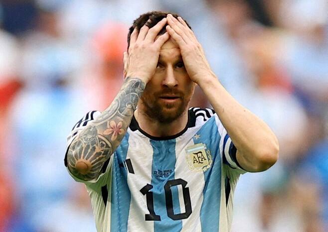 다섯 번째 월드컵에 출전한 아르헨티나의 리오넬 메시가 자신이 찬 프리킥이 사우디아라비아 골문을 벗어나자 아쉬워하고 있다.