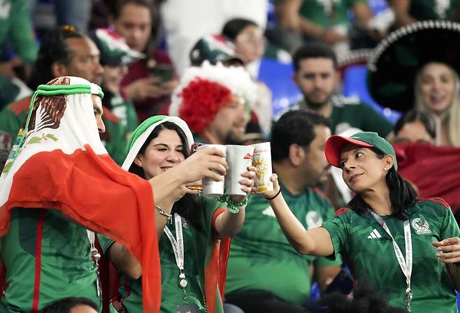 카타르 도하의 ‘스타디움 974’에서 멕시코 응원단이 무알코올 맥주로 건배하고 있다. 이슬람 국가인 카타르는 월드컵 기간에 지정구역 ‘팬존’ 이외에선 주류 판매를 금지했다.