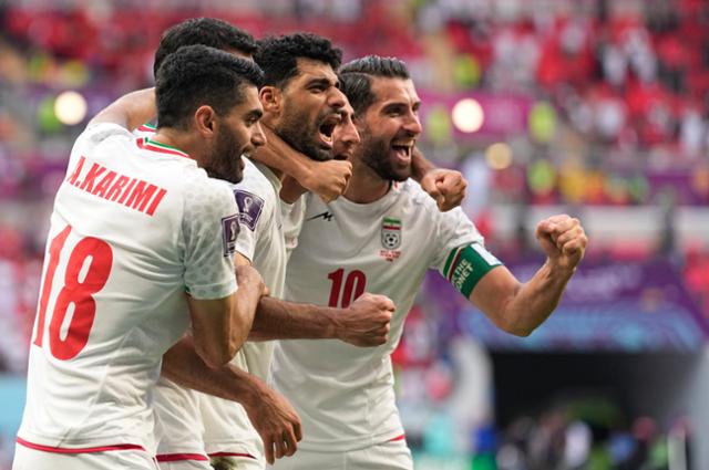 이란 선수들이 25일 카타르 도하의 아흐마드 빈 알리 스타디움에서 열린 웨일스와의 조별리그 2차전에서 2-0으로 승리한 뒤 환호하고 있다. 도하=AP 연합뉴스