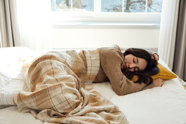 잠잘 때 편한 자세로 몸의 균형이 잘 맞는지 점검할 수 있다./사진=클립아트코리아
