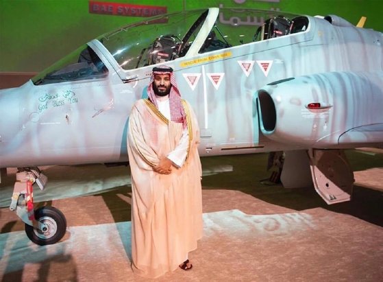 2019년 4월, 사우디에서 조립되어 출고된 첫 호크 훈련기 앞에 선 빈 살만 왕세자. 출처 사우디아라비아 국방부