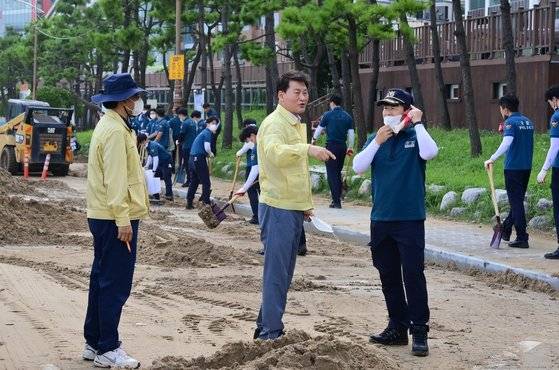 김성수 부산 해운대구청장이 지난 9월 6일 태풍 '힌남노'로 파손된 지역 도로 복구 현장을 점검하고 있다. 사진 해운대구