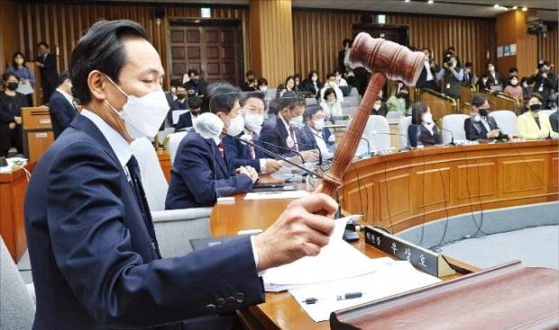 24일 국회에서 열린 ‘이태원 참사’ 국정조사 특위의 첫 회의에서 위원장을 맡은 우상호 더불어민주당 의원이 회의 일정 등에 대한 안건을 안결하고 있다. /연합뉴스