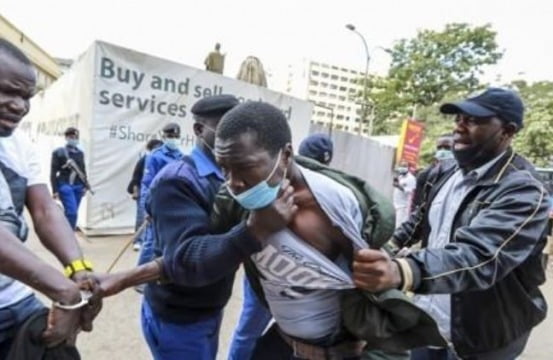 케냐 수도 나이로비의 한 비공식 거주지에서 케냐 경찰의 잔혹 행위에 항의하는 활동가들을 정·사복 차림의 경찰관들이 체포하고 있다. 특정 기사와 무관함. /사진=연합뉴스