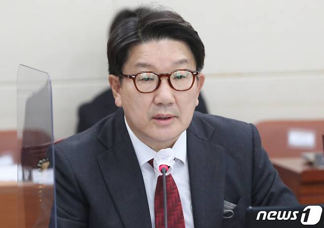 (서울=뉴스1) 허경 기자 = 권성동 국민의힘 의원이 10일 서울 여의도 국회에서 열린 과학기술정보방송통신위원회 전체회의에서 대통령실의 'MBC 전용기 탑승 불허' 관련 발언을 하고 있다. 2022.11.10/뉴스1 Copyright (C) 뉴스1. All rights reserved. 무단 전재 및 재배포 금지.