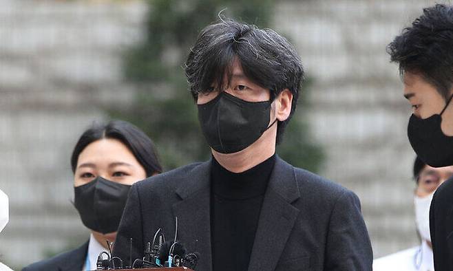 남욱 변호사가 25일 오전 서울 서초구 서울중앙지법에서 열린 대장동 개발 사업 로비·특혜 의혹 관련 1심 속행 공판에 출석하고 있다. 공동취재