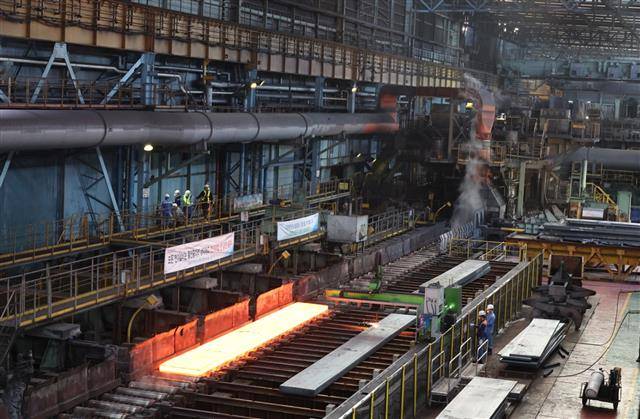 복구 작업이 완료돼 재가동 중인 포항제철소 1열연공장에서 오렌지빛을 띤 철강 제품이 만들어지고 있다.포스코 제공