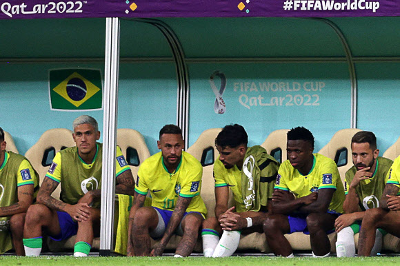 네이마르가 2022년 11월 24일 도하 루사일 경기장에서 열린 2022 월드컵 G조 브라질과 세르비아의 경기에서 교체 투입된 뒤 벤치에 앉아 있다.2022.11.25 AFP연합뉴스