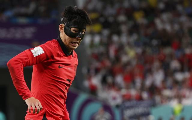 24일 오후(현지시간) 카타르 알라이얀의 에듀케이션 시티 스타디움에서 열린 2022 카타르 월드컵 조별리그 H조 1차전 대한민국과 우루과이 경기에서 손흥민이 후반 슛을 노리고 있다. 연합뉴스