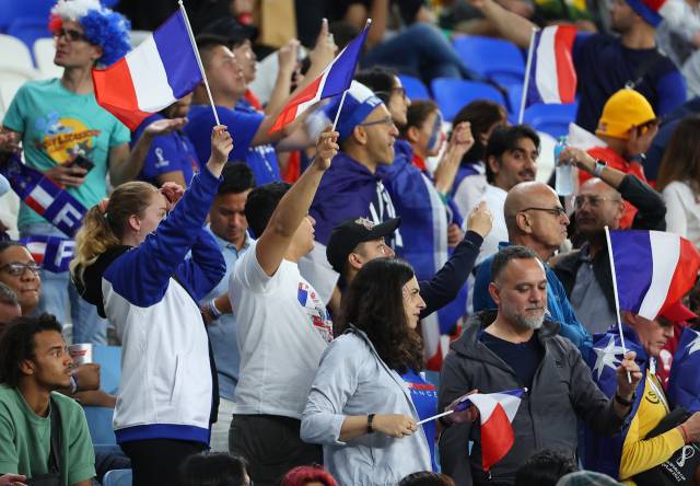 2일 오후(현지시간) 카타르 알와크라 알자누브 스타디움에서 열린 2022 카타르 월드컵 조별리그 D조 프랑스와 호주 경기. 프랑스 축구팬이 응원을 하고 있다. 연합뉴스
