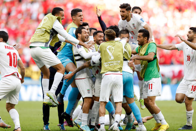 이란 선수들이 25일 카타르 알라이얀 아흐마드 빈 알리 스타디움에서 열린 2022 카타르 월드컵 조별리그 B조 2차전 웨일스에 승리한 뒤 환호하고 있다. 알라이얀 | 신화연합뉴스