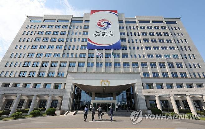 막오른 용산 집무실 시대 (서울=연합뉴스) 서명곤 기자 = 윤석열 대통령이 취임한 10일 오후 서울 용산 대통령실 청사 모습. 2022.5.10 seephoto@yna.co.kr