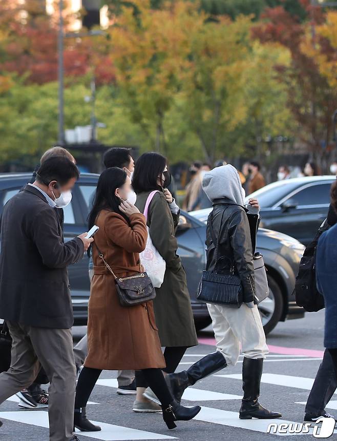 때 이른 초겨울 추위가 찾아온 지난 달 18일 오전 서울 광화문네거리에서 시민들이 움츠린 채 출근하고 있다. 2022.10.18/뉴스1 ⓒ News1 박지혜 기자