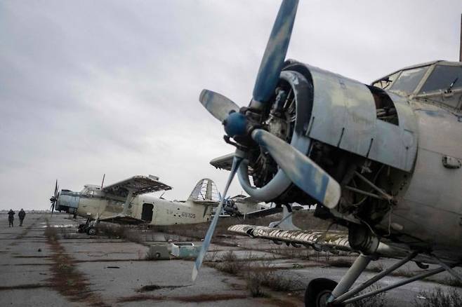 지난 20일(현지시간) 러시아의 침공으로 전쟁 중인 우크라이나 남부 헤르손 외곽의 초르노바이우카 마을에 있는 헤르손 국제공항에서 항공기가 포격을 받아 파괴돼있다. [이미지출처=연합뉴스]