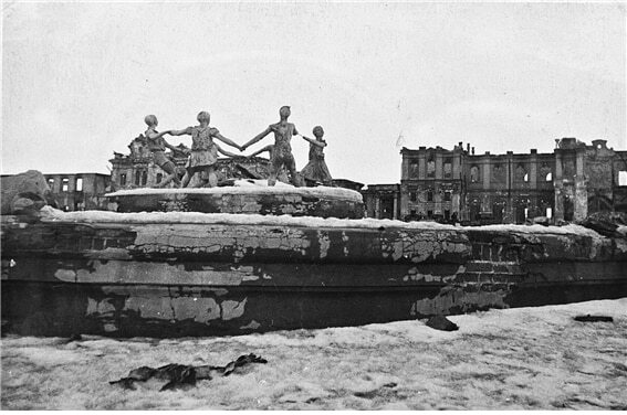 <1942년 나치 독일군의 침공으로 폐허가 된 소련 스탈린그라드의 풍경. 사진/공공부분>