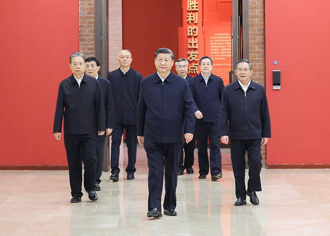 2022년 10월 말 제20차 당 대회에서 제3기 집권을 확정한 후 옌안의 혁명성지를 순례하는 시진핑과 정치국 상무위원 총7인의 모습./신화 /AP연합뉴스