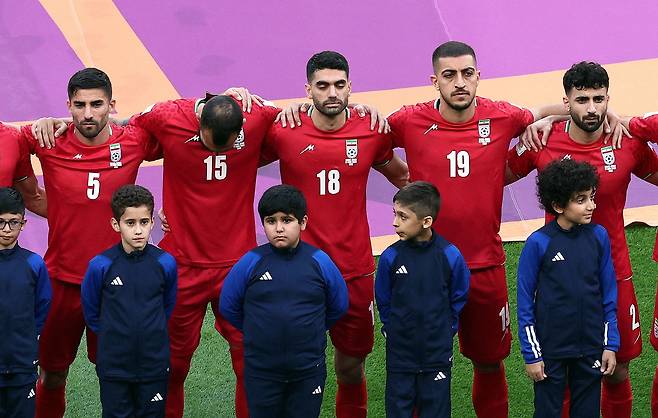 지난 21일 이란과 잉글랜드 경기가 시작되기 전 이란 선수들이 국가 제창을 거부하고 굳은 표정으로 서 있다. /로이터 뉴스1