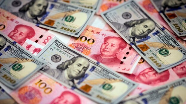 중국 위안화와 미국 달러화를 섞어놓은 모습.