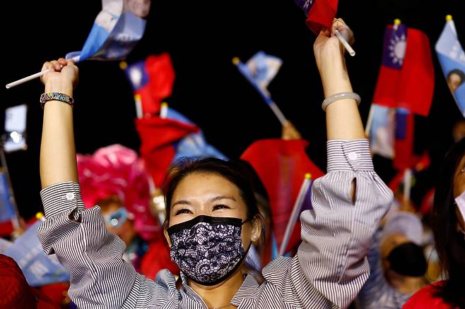 26일 대만 타이베이에서 야당 국민당 지지자가 지방선거 승리를 축하하고 있다. /로이터연합뉴스