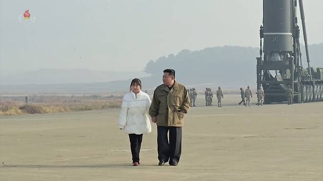 지난 11일 김정은 북한 국무위원장이 평양국제공항에서 화성-17형 대륙간탄도미사일을 딸과 함께 시찰하고 있다. UPI 연합뉴스