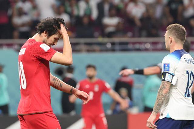 이란의 사르다르 아즈문이 21일(현지시간) 카타르 도하의 칼리파 인터내셔널 스타디움에서 열린 2022 카타르 월드컵 조별리그 B조 1차전 잉글랜드와의 경기에서 득점 기회를 놓친 뒤 아쉬워하고 있다. 도하=연합뉴스