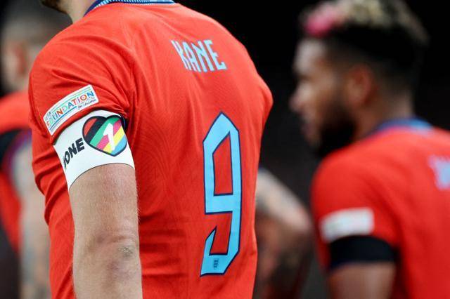 잉글랜드의 주장 해리 케인이 차별 반대 무지개 완장을 차고 있다.