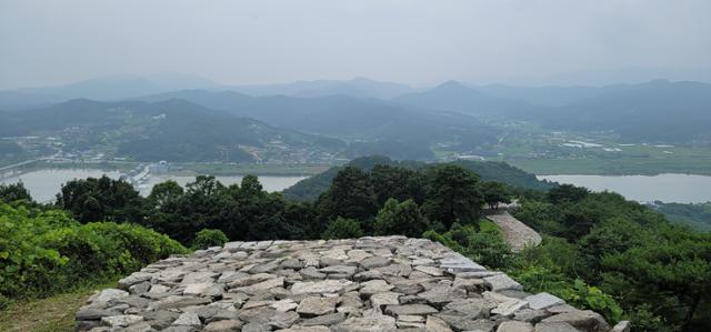 복원된 파사성 위에서 내려다본 남한강. 왼쪽 다리가 이포보다.