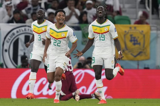 25일(현지시간) 카타르 도하의 알투마마 경기장에서 열린 월드컵 A조 카타르와 세네갈의 축구 경기. 세네갈의 파마라 디디우가 팀의 두 번째 골을 넣은 후 기뻐하고 있다. AP=연합뉴스