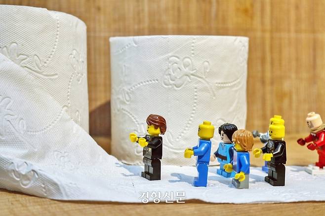 한국인들은 이중적인 잣대로 휴지를 대한다. 대체 한국인들에게 휴지는 어떤 존재일까.