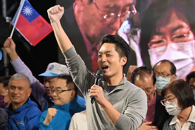 대만 지방선거에서 타이베이 시장으로 당선된 장완안 국민당 후보가 26일 타이베이 시내 선거 유세 도중 연설하고 있다. 타이베이 | AFP연합뉴스