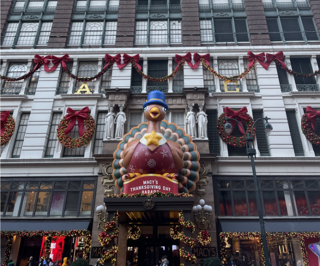 미국 추수감사절의 상징인 칠면조를 내건 뉴욕 맨해튼 메이시스 백화점 풍경. 25일 메이시스 주가는 0.98% 올랐습니다/ 사진=김인오 기자