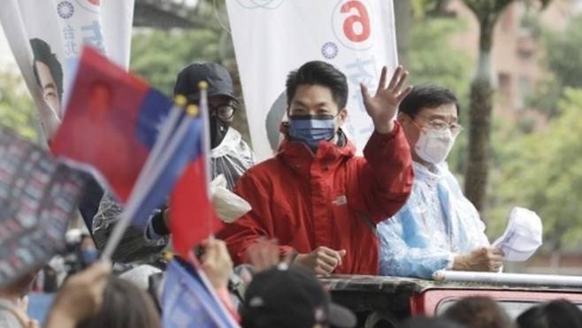 대만 지방선거를 이틀 앞둔 24일(현지시간) 대만 국민당의 장완안(43) 타이베이 시장 후보가 지지자들을 향해 손을 흔들고 있다. [사진 = 연합뉴스]