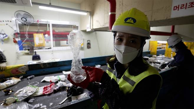 "재활용 쓰레기가 너무 많다"며 걱정하는 정주희 기후캐스터. 정말 많아도 너무 많았다./사진=서울시, 이상열 미디어트립 PD