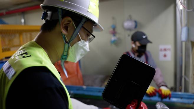 검은색 플라스틱을 고르는 기자(왼쪽)와 현장 근로자(오른쪽)./사진=서울시, 이상열 미디어트립 PD