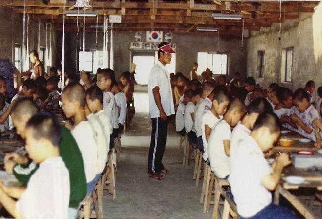 형제복지원 시설에 모여있는 어린 아이들. '한국판 아우슈비츠'라고 불리는 형제복지원은 사회적 약자와 무고한 시민들의 인권을 무참히 짓밟았다./사진제공=형제복지원 피해자 황정복씨