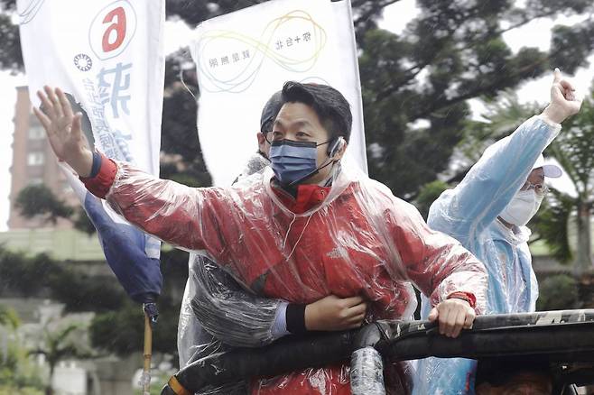 대만 야당인 국민당(KMT)의 장완안 타이베이 시장 후보가 24일 타이베이 거리에서 환호하는 지지자들에게 인사하고 있다/사진=뉴스1·AFP