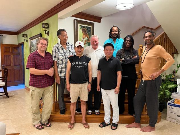 앞줄 오른쪽에서 왼쪽으로 폴 엑스타인 작가와 유철용 감독, 배선해 대표, 그리고 자메이카의 프로듀서들.