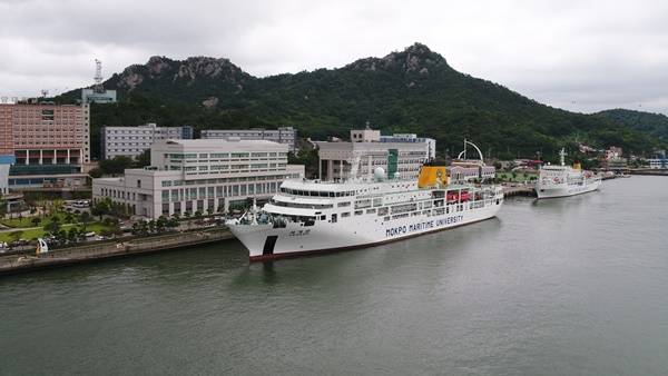 목포해양대학 캠퍼스 앞 바다 '세계로호'.