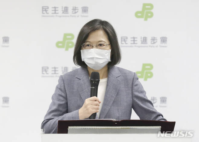 [타이베이=AP/뉴시스]차이잉원 대만 총통이 26일 대만 수도 타이베이에서 민주진보당 주석직 사임을 발표했다. 2022.11.26.