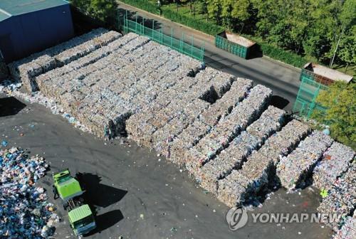 부천 대장동 자원순환센터에 쌓인 재활용 쓰레기 [연합뉴스 자료사진]