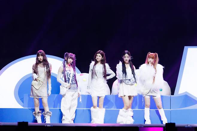 올해의 신인상을 수상한 뉴진스