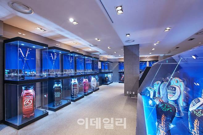 지난해 11월 현대백화점은 압구정 본점 5층에서 ‘더 퍼터 쇼’를 주제로 서정복씨가 수집한 스카티카메론 퍼터와 용품 전시를 했다. (사진=서정복 씨 제공)