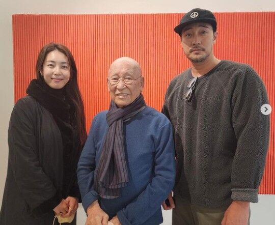 Actor So Ji-Sub and broadcaster Joe Is have been spotted out together for the first time since the marriage.Elder painter bak seo-bo released several photos taken together on his SNS, saying that So Ji-sub and Joe is had a docent tour at his exhibition.In the photo, Joe is shown with a makeup-free bare face, while So Ji-sub looked cosy in a beard and cap - no 17-year age difference was felt at all.In another photo, Joe is attracted to So Ji-subs Femme aux Bras Croisés.The two became acquainted with the interview in February 2018 when they appeared in the movie Full Night Entertainment to promote the movie Im Going to Meet You Now.The two, who announced the marriage in about two years, replaced the marriage ceremony in April 2020 by donating 50 million won through Good Neighbors in consideration of the spread of the COVID-19 virus.