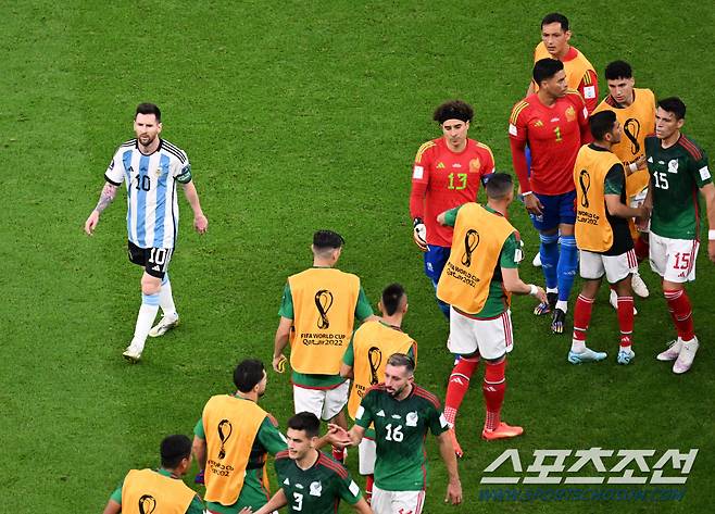 27일 오전(한국시간) 아르헨티나와 멕시코가 카타르 루사일 스타디움에서 경기를 펼쳤다. 전반전을 마친 아르헨티나 메시가 그라운드를 나서고 있다. 도하(카타르)=송정헌 기자songs@sportschosun.com/2022.11.27/
