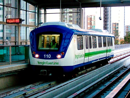 용인경전철의 운행 모습.